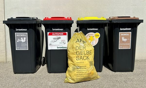 Am Bild zu sehen sind alle Abfalltonnen sowie der Gelbe Sack, die es in der Stadt Krems gibt.