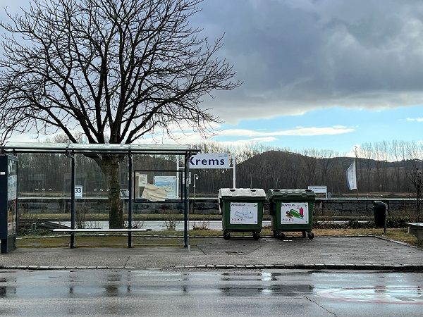 Wei- und Buntglasbehlter am neuen Standort in der Steiner Donaulnde bei der Bushaltestelle gegenber vom Ludwig-von-Kchel-Platz