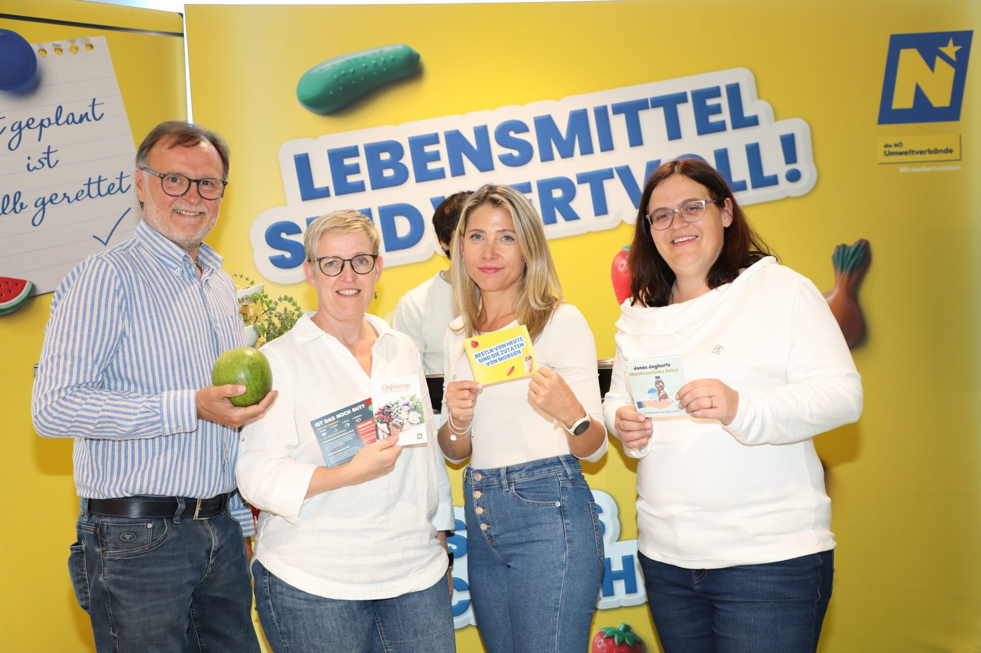 Die Vertreter der Kremser Abfallwirtschaft vor dem Banner "Lebensmittel sind wertvoll".