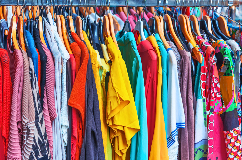 bunte Kleidung auf einer Kleiderstange