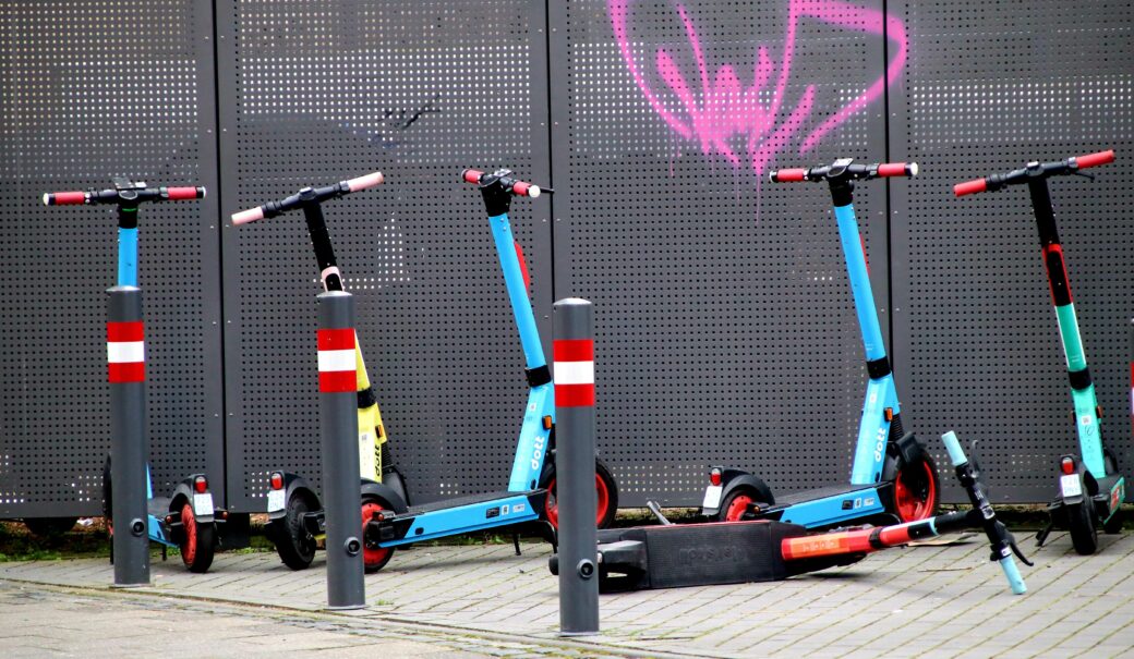 Aus dem Bilod sind 5 Scooter in den Farben blaz, t&uuml;rkis und gelb zu sehen.