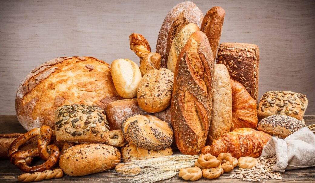 Auf dem Bild ist eine Variation an Brot und Geb&auml;ck zu sehen.