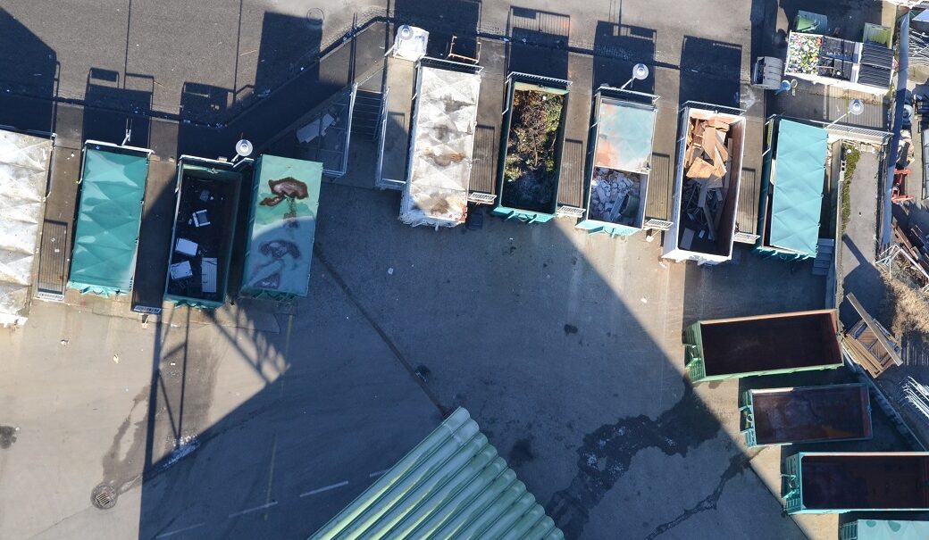 Das Altstoffsammelzentrum von oben, man sieht die großen Container.