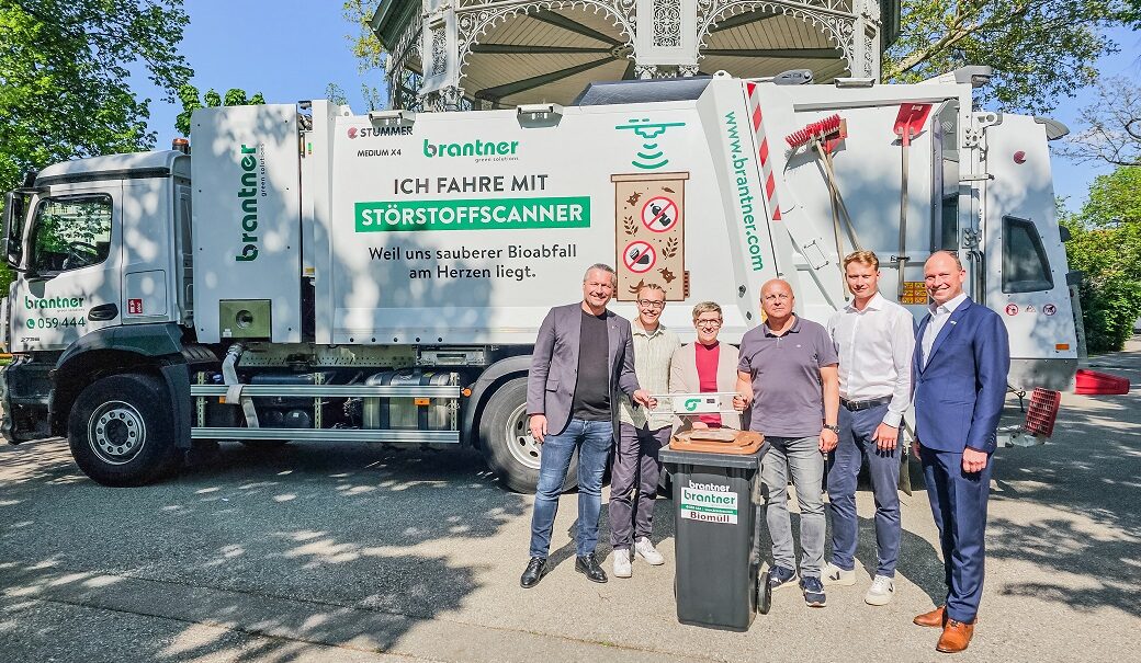Brantner Müllauto mit dem Störstoffscanner vor dem Pavillon im Kremser Stadtpark mit Vertretern der Fa.Brantner und der Stadt Krems